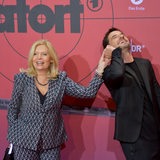 Die Schauspieler Sabine Postel und Oliver Mommsen laufen in Hamburg vor dem Cinemax-Kino über den Roten Teppich.
