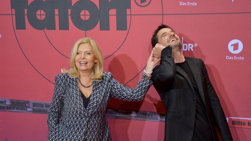 Die Schauspieler Sabine Postel und Oliver Mommsen laufen in Hamburg vor dem Cinemax-Kino über den Roten Teppich.