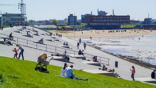 Menschen spazieren in Bremerhaven bei Havenwelten