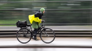 Fahrradfahrer bei Regen in Bremen
