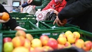 Bei der Tafel werden Lebensmittel ausgegeben