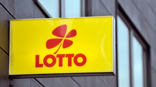 Eine Leuchtreklame mit der Aufschrift "Lotto".