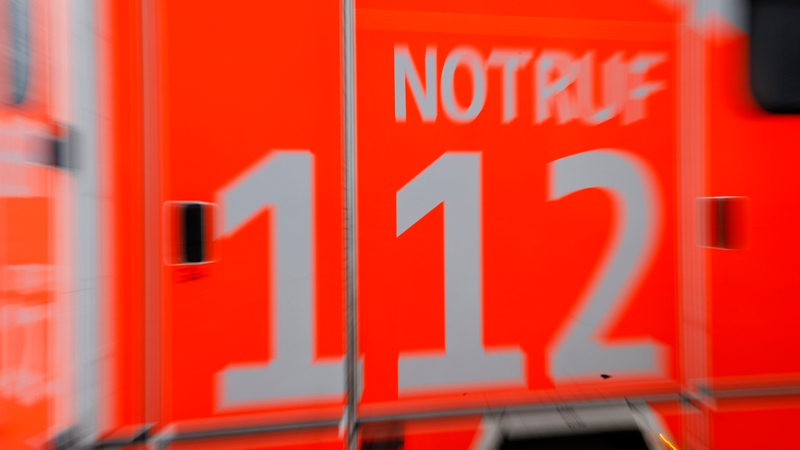 Der Schriftzug "Notruf 112" auf einem Einsatzwagen