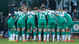 Die Werder-Frauen biden einen Kreis.