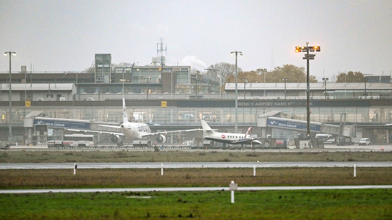 Zwei Flugzeuge stehen vor dem Bremer Airport-Terminal