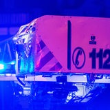 Ein Feuerwehrauto bei Nacht. Blaulicht blinkt.