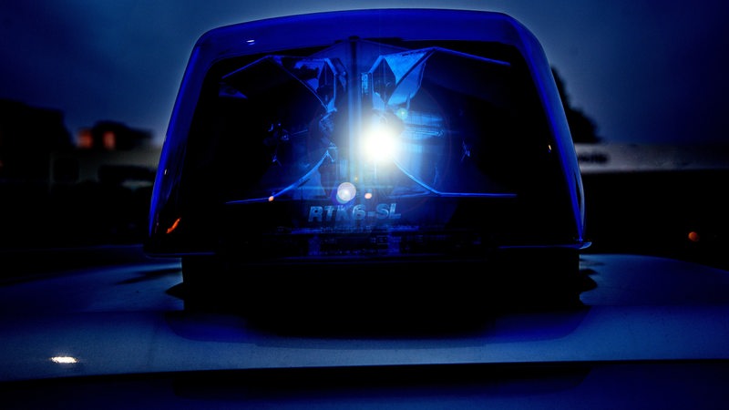 Ein Einsatzfahrzeug der Polizei mit Blaulicht.