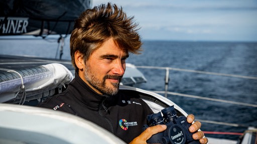 Segelstar Boris Herrmann schaut während einer Trainingsfahrt mit der Seaexplorer aufs Meer.