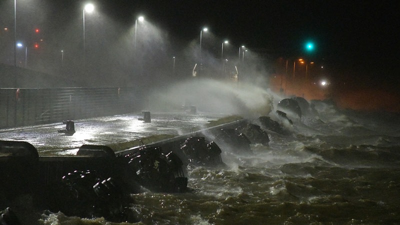 Wellen schlagen in Bremerhaven über die Kaimauern.