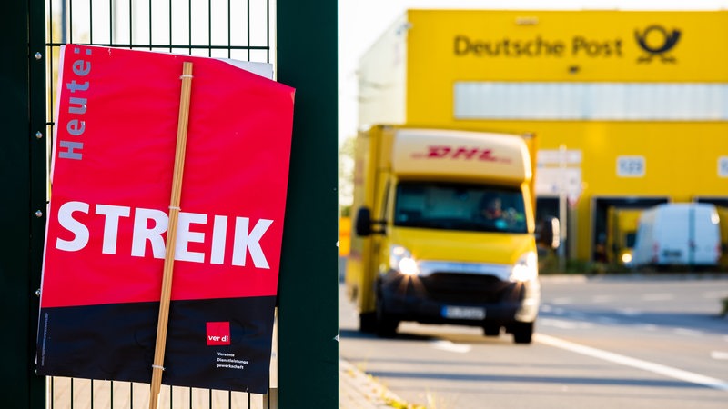 in Schild der Gewerkschaft Verdi mit der Aufschrift "Heute Streik" steht vor einer Deutsche-Post-DHL-Niederlassung 