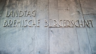 Der Schriftzug Landtag Bremische Bürgerschaft ist an der Fassade des Gebäudes auf dem Marktplatz in Bremen zu sehen