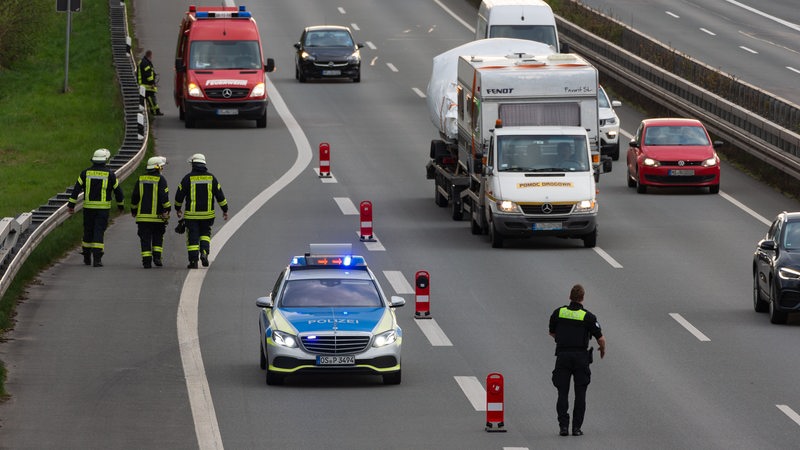 in Einsatzfahrzeug, Streifenwagen, der Polizei steht mit Blaulicht auf einer abgesperrten Autobahnausfahrt.