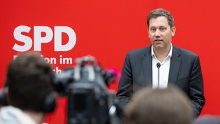 Lars Klingbeil, SPD-Bundesvorsitzender, nimmt zum Auftakt der Winterklausur der SPD-Landtagsfraktion im bayerischen Landtag an einer Pressekonferenz teil.