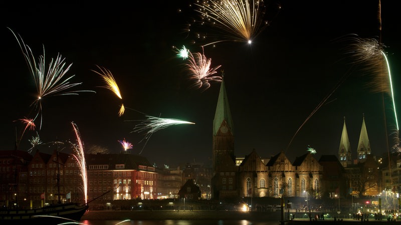 Feuerwerk über der Martinikirche in Bremen