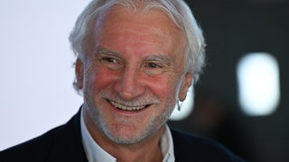 Ex-Fußball-Manager Rudi Völler strahlt beim DFL-Neujahrsempfang.