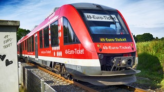 Auf einem Zug steht "49-Euro-Ticket".