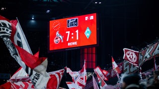 Bild der Anzeigetafel im Kölner Stadion, auf der der Endstand 7:1 zwischen Köln und Werder Bremen aufleuchtet.