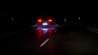 Auto fährt bei Nacht
