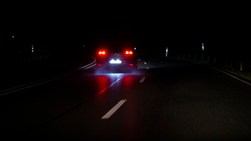 Auto fährt bei Nacht