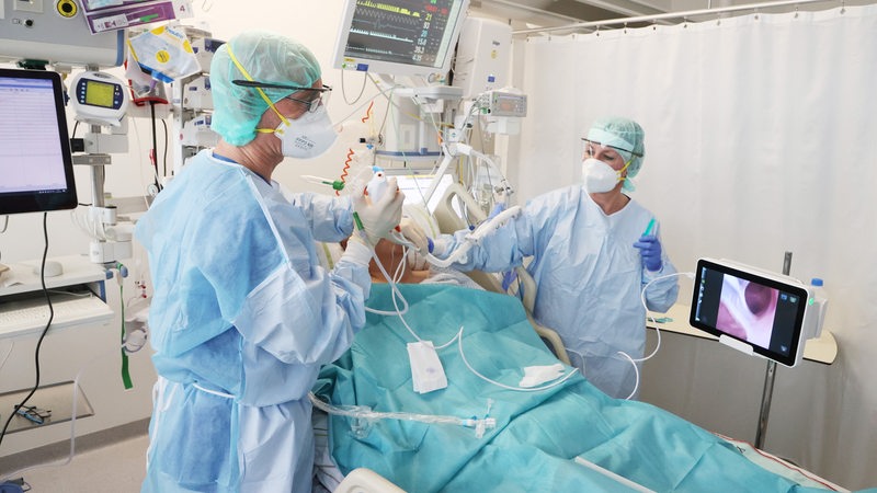 Ärzte behandeln Corona-Patient auf Intensivstation