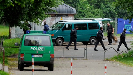 Polizisten suchen den Ort einer Bombenexplosion in Göttingen ab