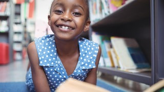 Portrait eines Schwarzen Mädchens in einer Bibliothek