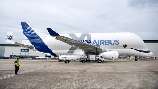 Ein Airbus-Großraumtransportflugzeug vom Typ Beluga XL auf dem Flugplatz in Bremen