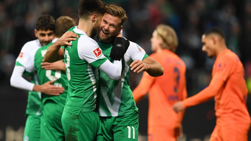 Der strahlende Werder-Stürmer Niclas Füllkrug wird nach seinem Tor von Mitspieler Ilja Gruev umarmt.
