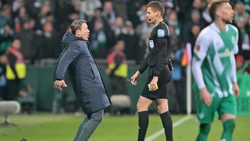Wolfsburg-Trainer Niko Kovac an der Seitenlinie in Diskussion mit Schiedsrichter Daniel Siebert wegen eines Handspiels.