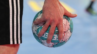 Ein Handballspieler hält einen Ball