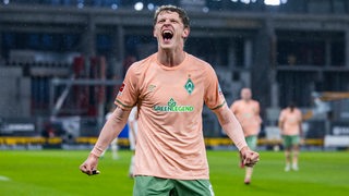 Werder-Profi Jens Stage schreit nach seinem Treffer gegen Stuttgart seine Freude heraus.
