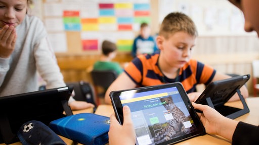 Grundschulkinder lernen mit dem iPad