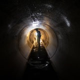 Ein Arbeiter schaut sich in Berlin-Friedenau einen Teil eines neuen, etwa zwei Kilometer langen Wasserkanales unter der Erde an.