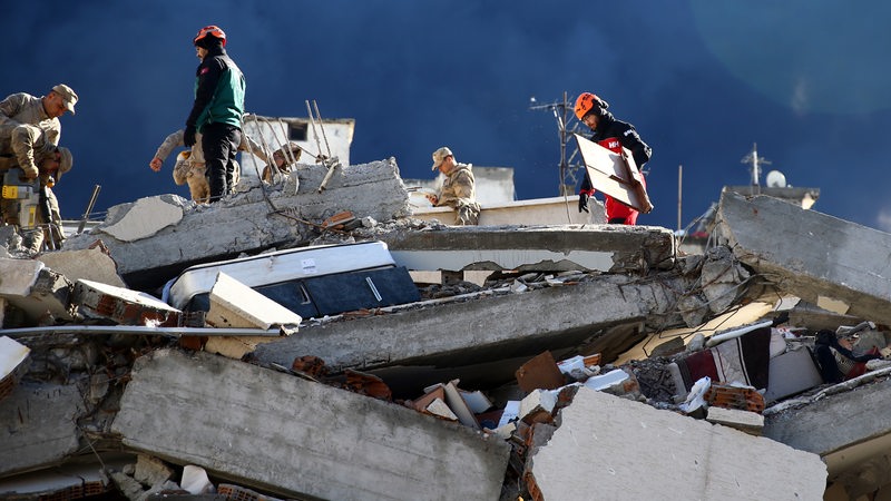 Menschen helfen nach Erdbeben in der Türkei