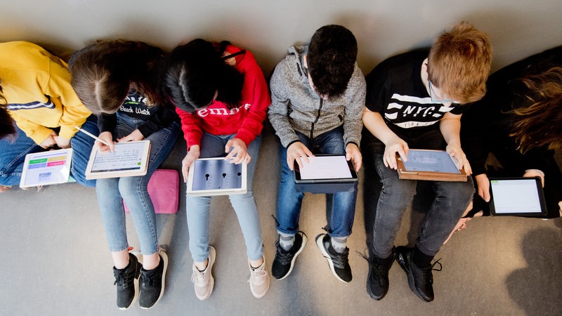 Schüler lernen mit iPads im Unterricht