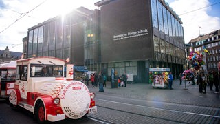 Vor der Bremischen Bürgerschaft am Marktplatz fährt der Stadtmusikanten-Express entlang.