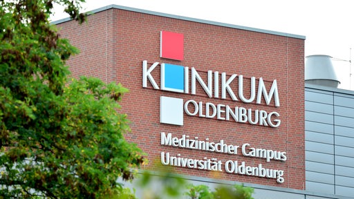 Das Logo des Klinikums Oldenburg an einem Gebäude des Krankenhauses im Stadtteil Kreyenbrück.