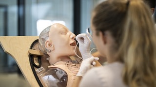 Medizinstudenten der Universitaet St. Gallen HSG legen einem menschlichen Phantom eine Magensonde.