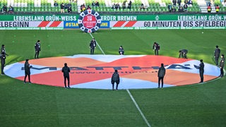 Im Mittelkreis des Weser-Stadions liegt ein rundes Banner mit der Aufschrift "Matthäi".