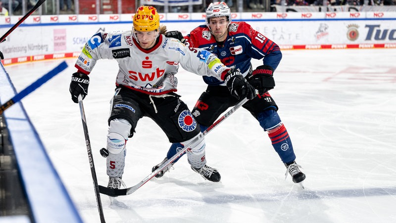 Ein Spieler der Fischtown Pinguins und ein Spieler der Nürnberg Ice Tigers im Zweikampf um den Puk