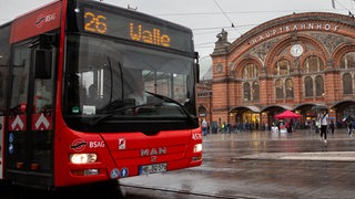 Ein Linienbus steht vor dem Bremer Hauptbahnhof