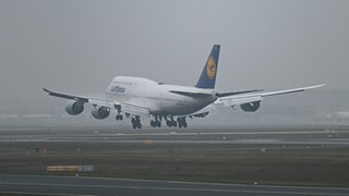 Eine Boeing 747-400 der Lufthansa landet am Nachmittag auf dem Frankfurter Flughafen.