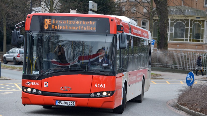 Ein Bus im Einsatz im "Ersatzverkehr" fährt durch Bremen