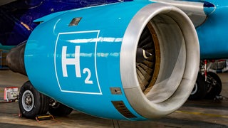 Das Triebwerk eines ausgemustertem Airbus A320 ist mit der Aufschrift "H2" (für Wasserstoff) lackiert. 