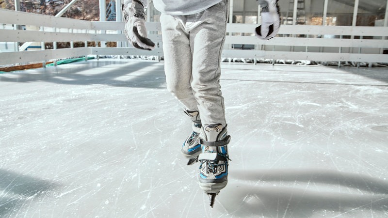 Ansicht von Beinen beim Eislaufen