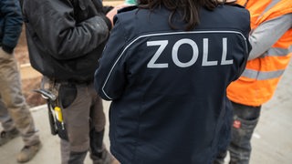 Mitarbeiter des Zolls führen eine bundesweite Schwerpunkt-Kontrolle zur Schwarzarbeit im Bauhaupt- und Baunebengewerbe durch. 