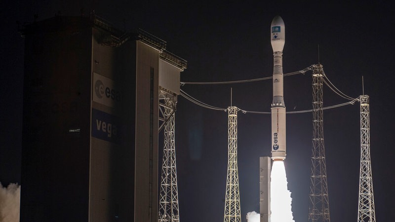 Eine Rakete startet vom Weltraumbahnhof in französisch Guiana. 