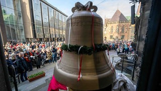 Die neuen Glocke „Brema“ steht am Domportal. Der Bremer St. Petri Dom bekommt drei neue Glocken: die Friedens-, Gerechtigkeits- und die Schöpfungsglocke. 