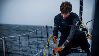 Skipper Boris Herrmann macht ein Seel auf seinem Boot fest.