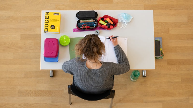 Schülerin an ihrem Tisch während einer Abiprüfung